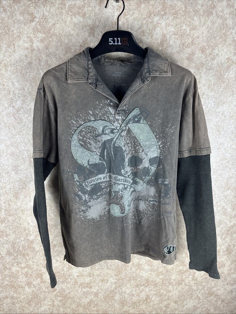 Disneyland Pirates of the Caribbean Long Sleeve T-Shirt Men's M Collar V-neck